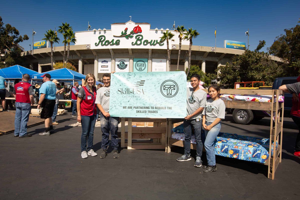 LowesCareers's tweet photo. For the first time in its history, the #RoseBowlStadium served as the grounds for one epic build. Learn more about the impact of our #skilledtrades event with @iamgenerationT and @ShpBeds here: https://t.co/4uXJC0TEIk https://t.co/xKTkLcqoe9