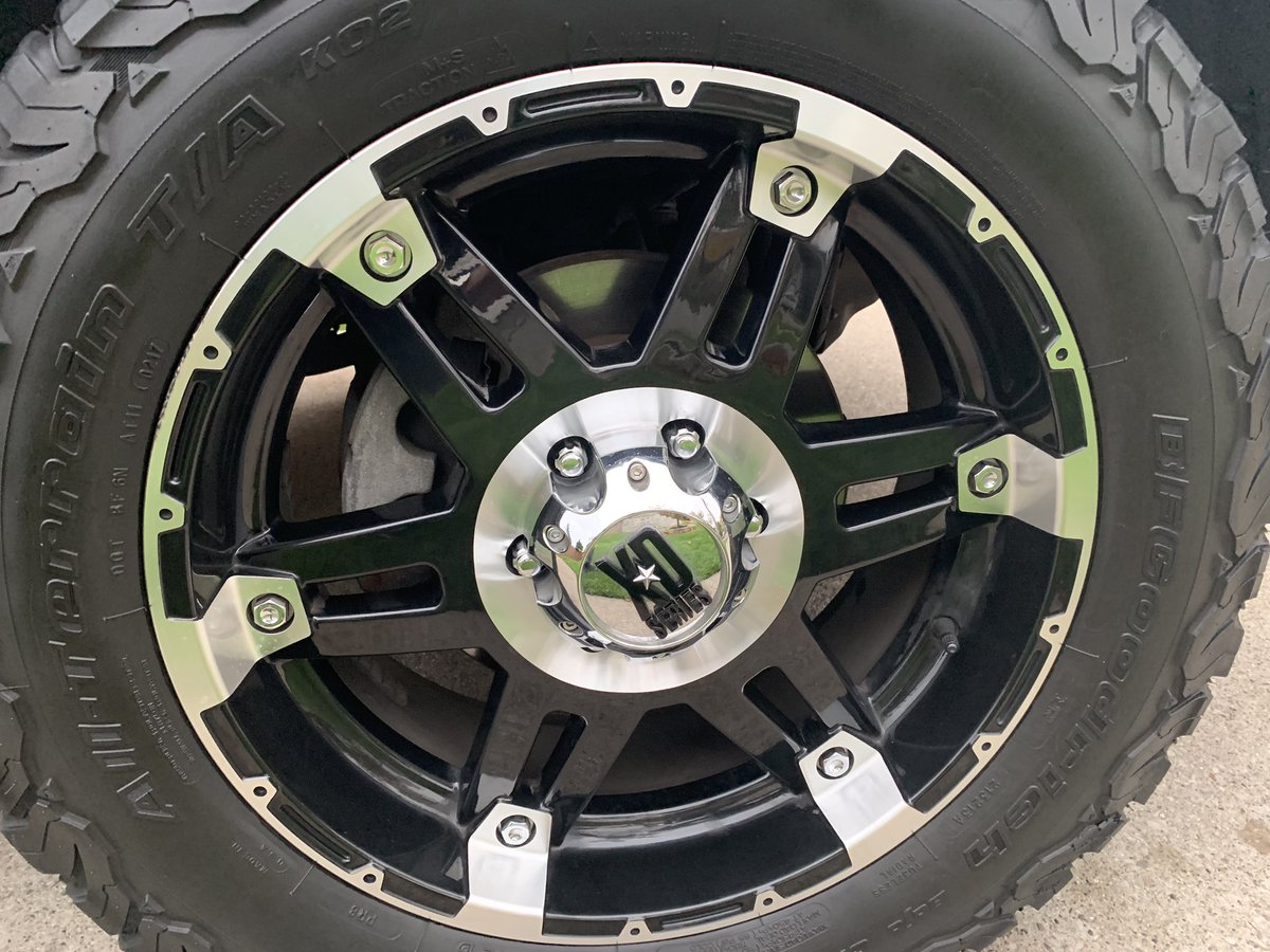 RandallJ_EDU's tweet photo. Something about a shiny rim! #xdrims #bfgoodrich https://t.co/WKb3n2jxCk
