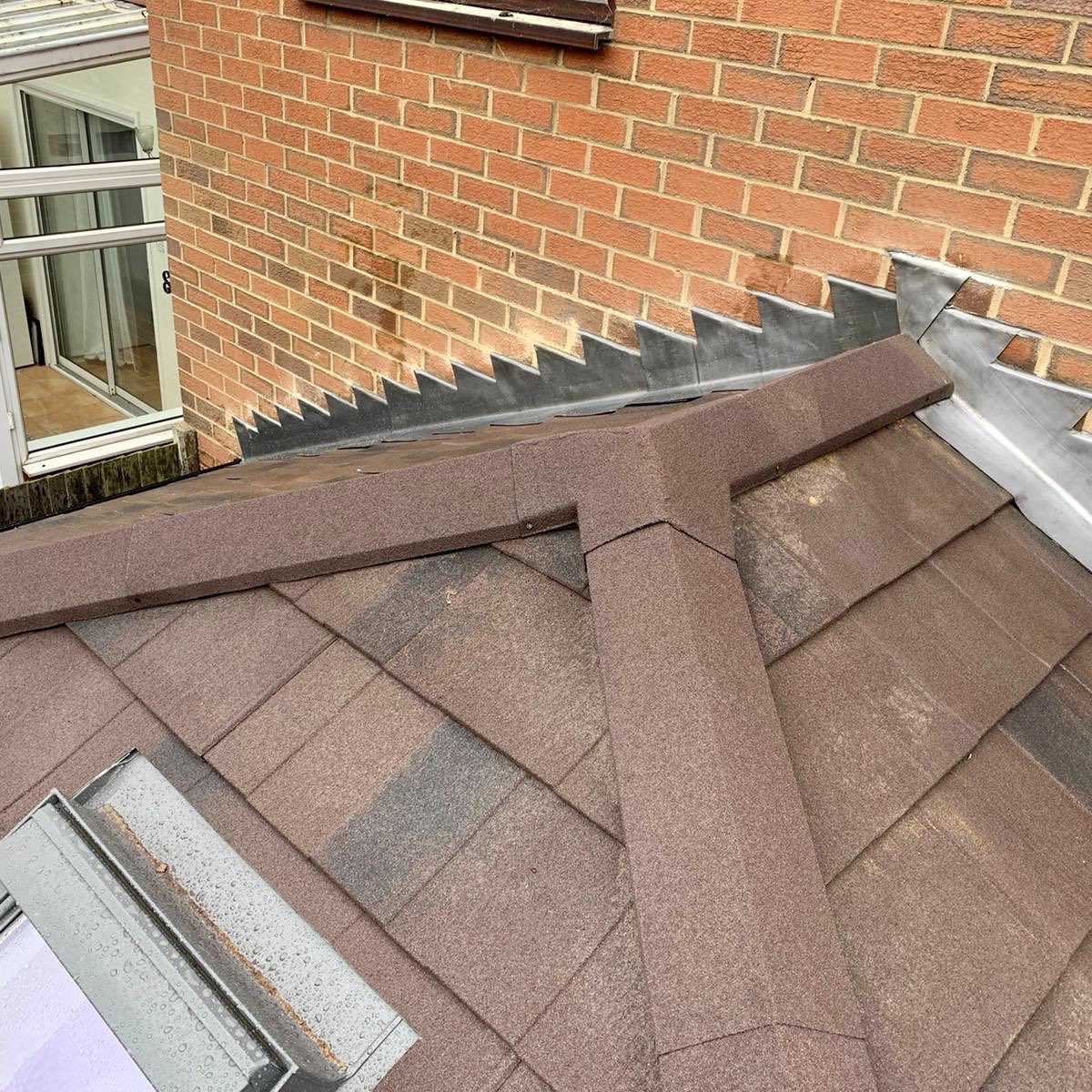 1stglasswindows's tweet photo. @guardianwarmroofs solid tiled roof conversion completed to our clients existing conservatory.We carefully removed the existing glazed roof and installed the new light weight and well insulated Guardian roof system with new lead work, rain water products and Velux roof window. https://t.co/v8nEEDXW9R