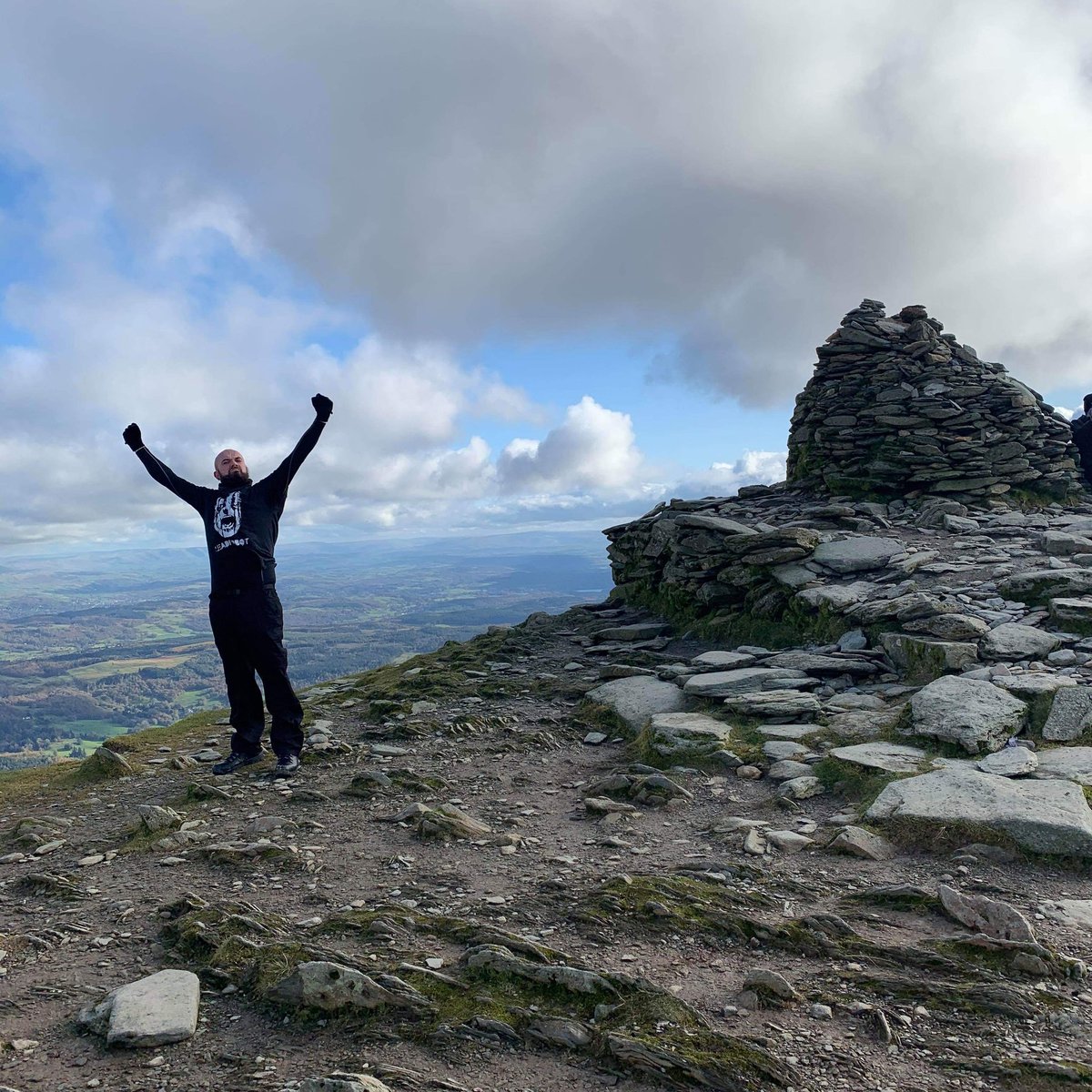 LEADROBOT's tweet image. Screaming white noise 2,634 ft up on top of a mountain.