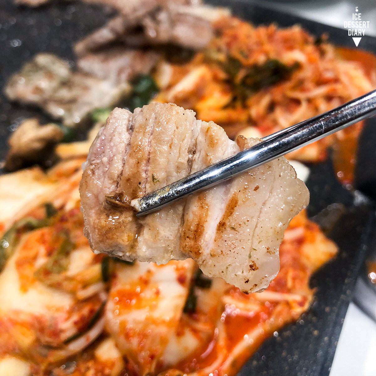 icedessertdiary's tweet photo. หมู 8 สี โปรฯ 1 แถม 1 จุกๆไปเลยจ้าแม่~ 🤩 สั่งหมู 8 สี แถมหมูพรีเมียมไซส์ M ถ้ากลัวกินมะหมด เก็บคูปองใช้ทีหลังได้ แนะนำให้สั่งแบบเซตพร้อมซุป ซดร้อนๆ เซตละ 1035 บาท ทานได้ 3-4 คน ตกคนละ 258 บาทเอง แถมได้ฟรีอีก คุ้มๆๆ บอกเลย โปรฯนี้ เฉพาะ จ-ศ 10:00-16:00 น. จ้า @aroii #อร่อยบอกต่อ https://t.co/TocWNQbnlm