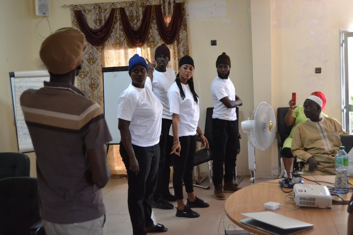 OSC_SUN_SENEGAL's tweet photo. Jour 2 Formation des #OSCs et #ANE de #Bambey sur la #nutrition et sur le #PSMN :
Prestation de la troupe #KoccBarma sur le #PSMN
Le renforcement de l’éducation nutritionnelle des communautés à travers sa prise en compte par toutes les communautés mise en exergue. https://t.co/MJkgzjKbZf
