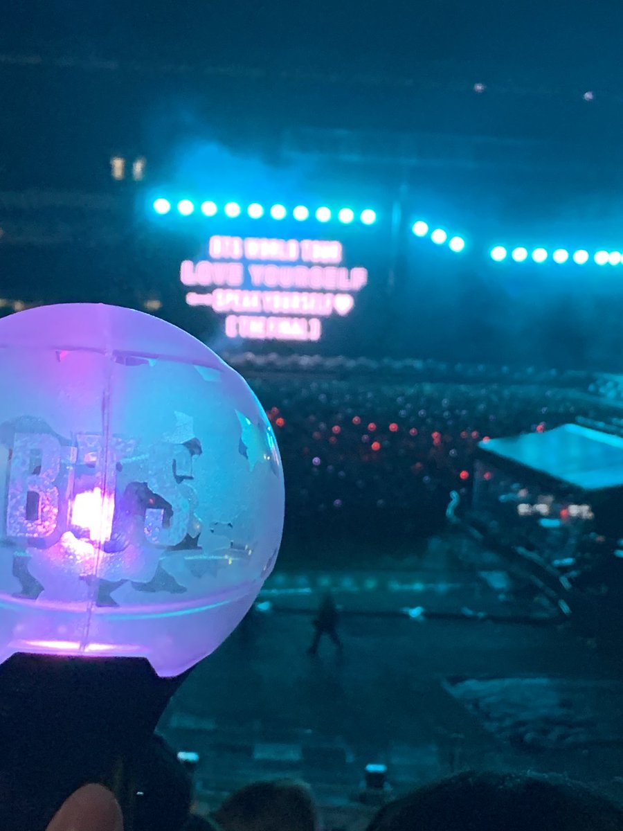 nang_wol's tweet photo. 진짜 오늘 아미 역대급으로 웃기고 귀엽구 콘도 마지막이라구 생각해서 그런지 무대보면서 자꾸 울컥하고 애들도 소감 말하면서 울컥하는데 나도 울뻔하고 진짜 오늘 나한테 여러모로 역대급...ㅠㅠ https://t.co/r5GaEKsvJ6