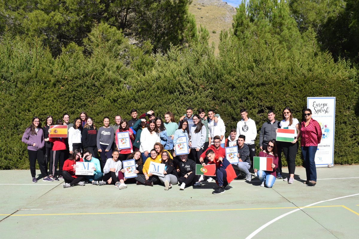 juventudmlg's tweet photo. Ayer tuvo lugar la jornada de información sobre #movilidadjuvenil que hemos desarrollado con el proyecto #EuropeSplash en #Archidona-@AyuntArchidona en el @iesjnarchidona. 

🎯Hasta 38 jóvenes conocieron los planes de movilidad y voluntariado mientras participaban en una gymkana. https://t.co/Xbu1xrr2Dc