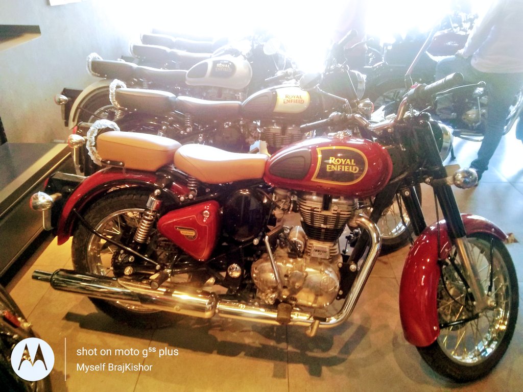 MyselfBraj's tweet photo. #RoyalEnfield #RoyalFamily #RoyalChoice https://t.co/JaVSsggRHt