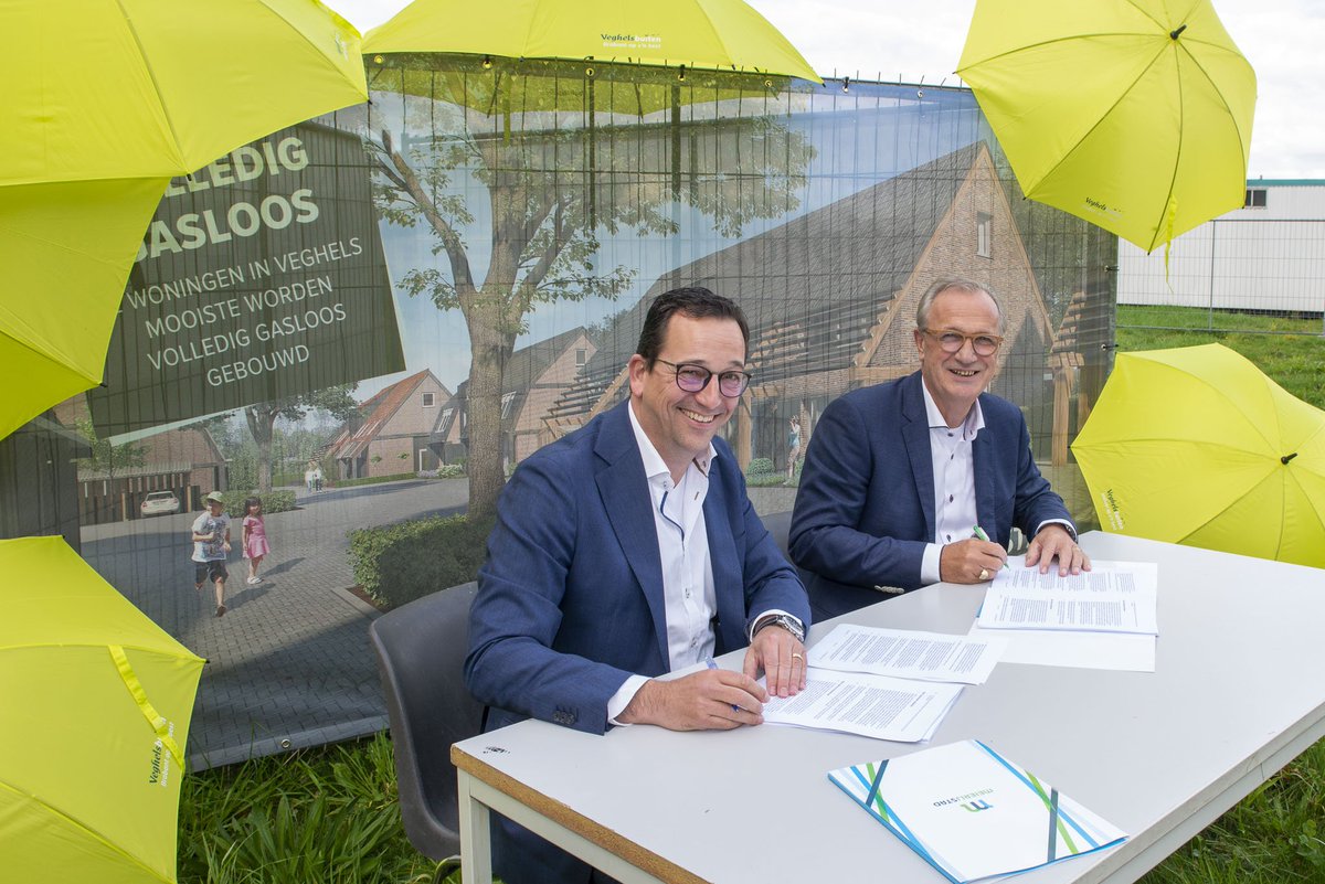 VeghelsBuiten's tweet photo. Ondertekening overeenkomst voor de bouw van nog eens 30 betaalbare #koopwoningen in #VeghelsBuiten! Dit keer in erfbuurtschap Jorishoeve. Project Veghels Mooiste II. Start verkoop begin 2020. Prijs vanaf 239.000 euro VON. Hou de website in de gaten. https://t.co/INm4eg9G6N