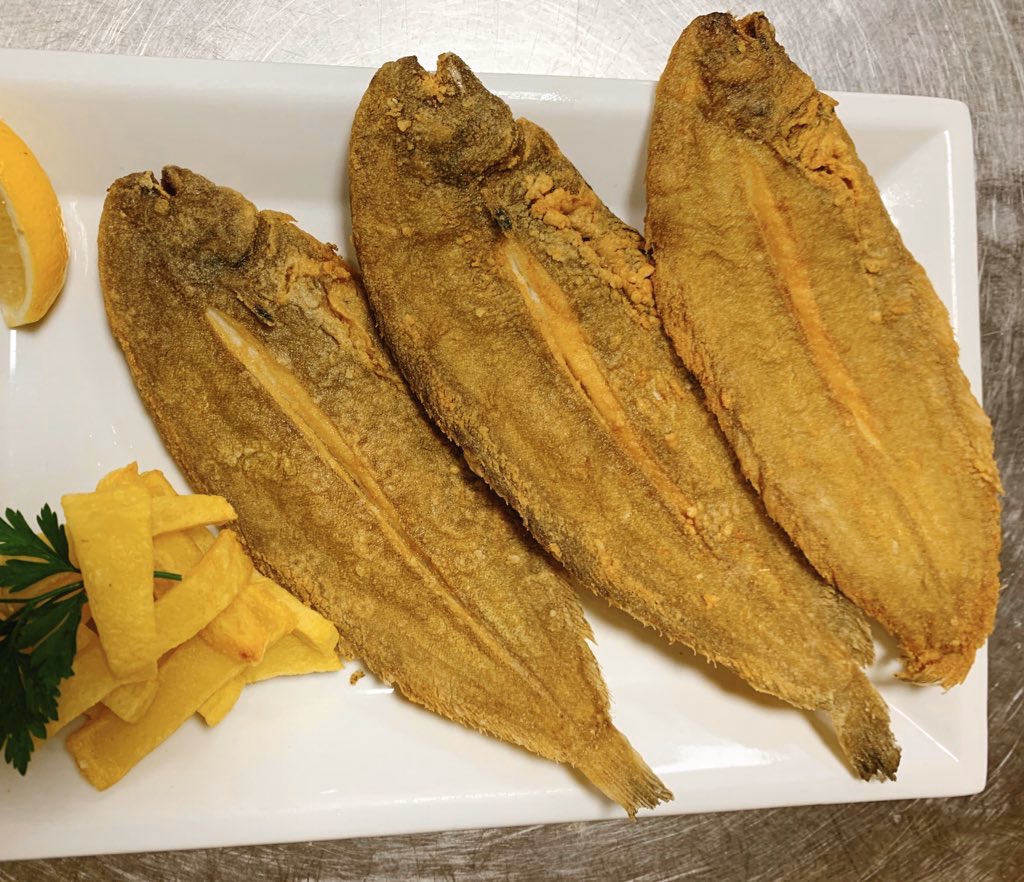 LaPepaArrozBar's tweet photo. #felizmartes #happytuesday #pescaitofrito #lenguado 🐟#lenguaito 🐟#friedfish #solefish #babysolefish 🐟 #mastipiconolohay #cadiz #cadizfood #cadizlovers #paseomaritimodecadiz #playadelavictoria #lapepa #singluten #glutenfree #aceitedeolivavirgenextra #aove🍈#fritoysaludable 😍😋 https://t.co/cRTtEPWw3X