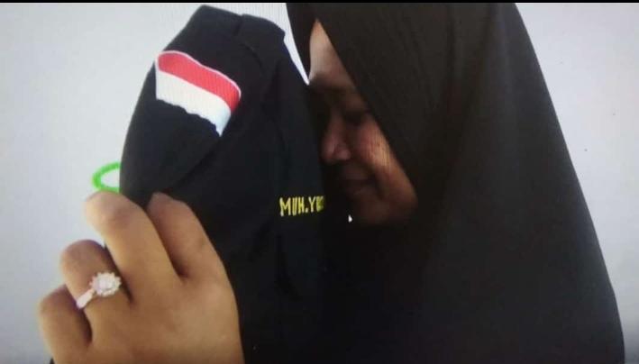 ld_pandi's tweet photo. Endang mencium baju putra sulungnya, Muhammad Yusuf Kardawi yang meninggal saat bentrokan dengan polisi di Kendari. Sebagai seorang ibu, pasti sangat kehilangan. 

Nyawa hilang tidak seperti tai yg gampang dicuci. 

@sandalista1789 
@KontraS 
@Dandhy_Laksono https://t.co/x7TiJCTAi7