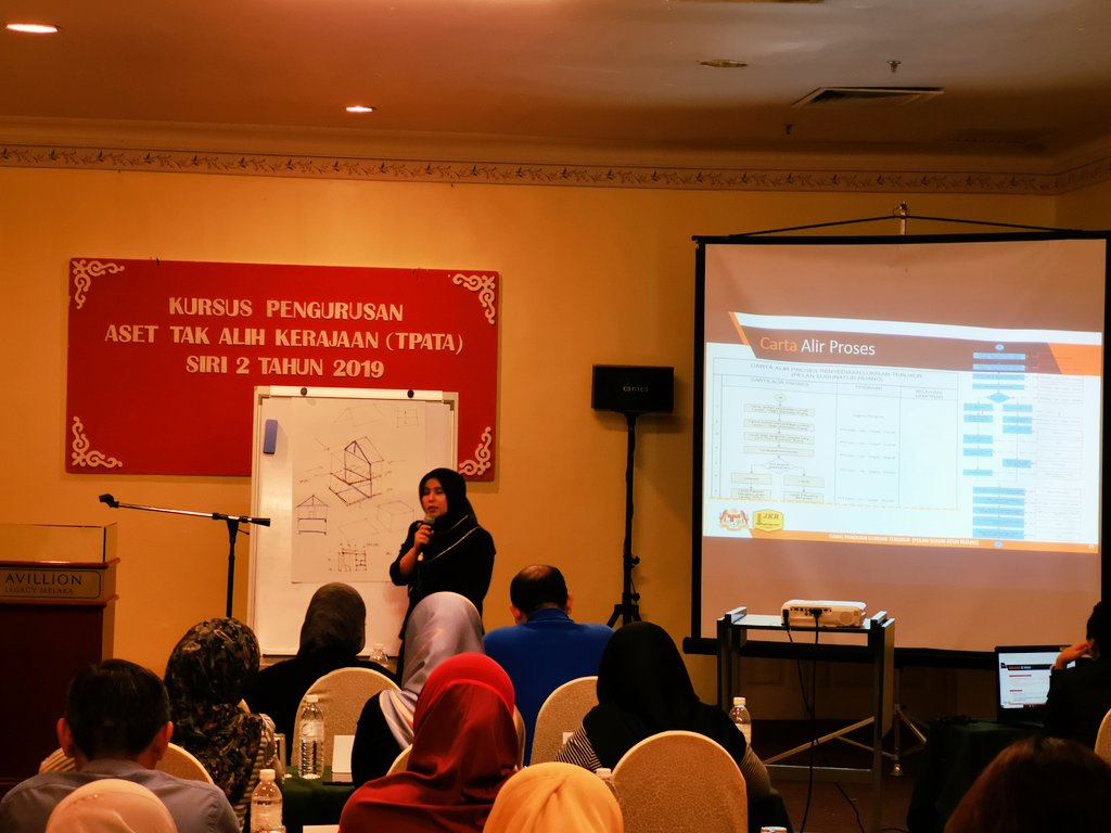 UrusetiaJ's tweet photo. Tahniah warga @kkmm_gov masih bertenaga di mlm hari, utk memahami GP Lukisan Terukur bersama Ar. Intan Elyana dari @bppacpab.
Esok pagi kita layan #TPATA pula ye.
Get Ready Gais!
#3A3B3C3D3E
@arkamaluddin
@Zulakmal8
@Mrk69658148
@HarjitSinghJKR
@JKRMalaysia
@JKRCPAB https://t.co/sXNN6TXsqE