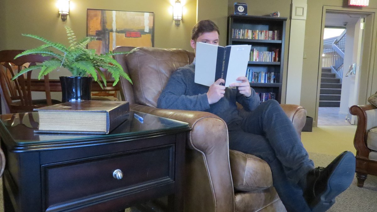 Travelway_Inn's tweet photo. Just like at home, we have furnished a den where you can sit back and ‘pause’ from the day! Borrow a book from our lending library or watch the game on the tv while enjoying the fireplace. #pauzaden #allthecomfortsofhome #exceedingyourexpectations https://t.co/eNSlbitrVw