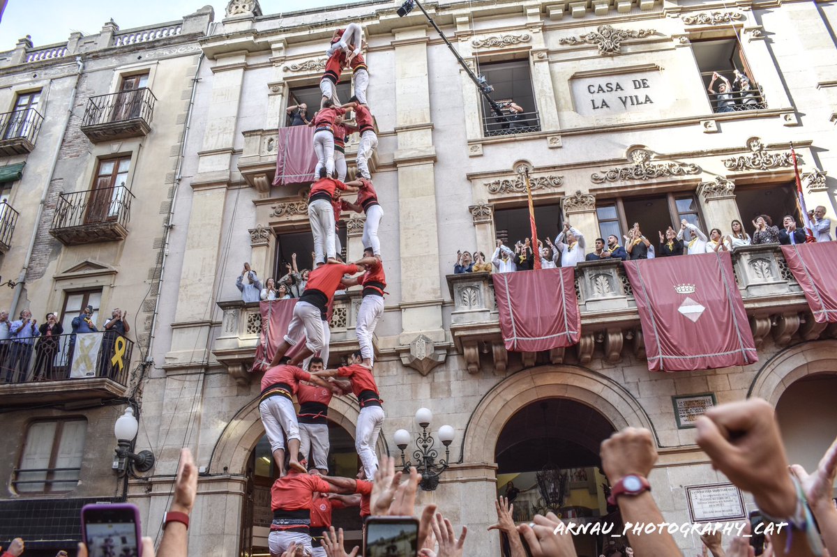 ArnauAlcalDuran's tweet photo. FOTOS (2): De la hisòria a la eufòria! @JovesValls #castellers #collajoves #jovesdevalls #SantaUrsulaValls #santaursula19 #castells #castellstac12 #castellstv #castellsenxarxa #CastellsCatRadio #3de9sf https://t.co/TWiQomQkpq
