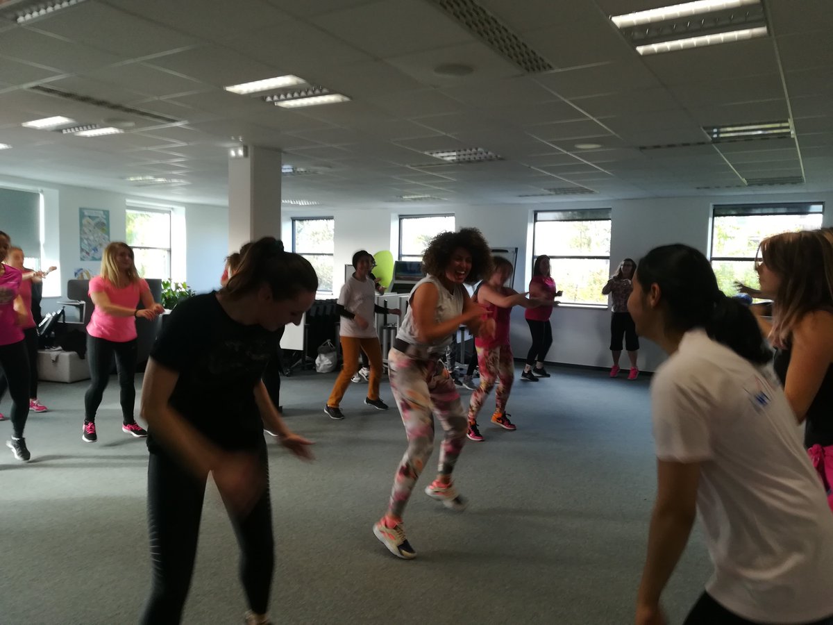 marie_chacun's tweet photo. [2⃣ salles - 2⃣ ambiances !] Ce midi sur le site d’#AXAWasquehal c’était zumba💃au profit @institut_curie et BBL 💬 par @cmaneu ! Combo de hashtag➡️ #BBLAXA #AXAGuilDEV #PoC #Azure #AXAOctobreRose🎀 #AXAAtoutCoeur. Merci à tous !😜 https://t.co/WnTVSByFGa