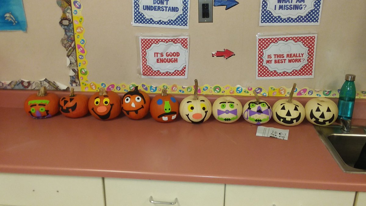 Mel_Belanger63's tweet photo. Homebase pumpkin decorating! #wccsms #HappyHalloween https://t.co/N59Kn4DsGd