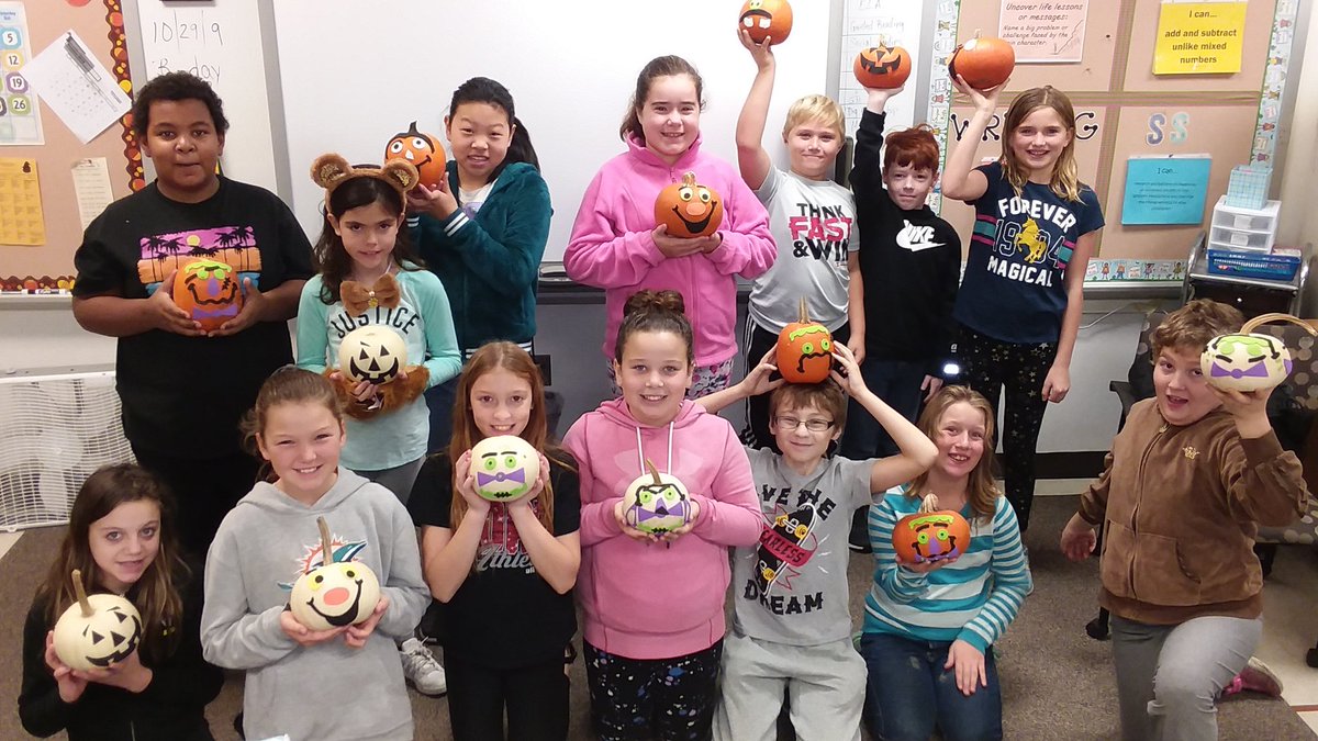 Mel_Belanger63's tweet photo. Homebase pumpkin decorating! #wccsms #HappyHalloween https://t.co/N59Kn4DsGd
