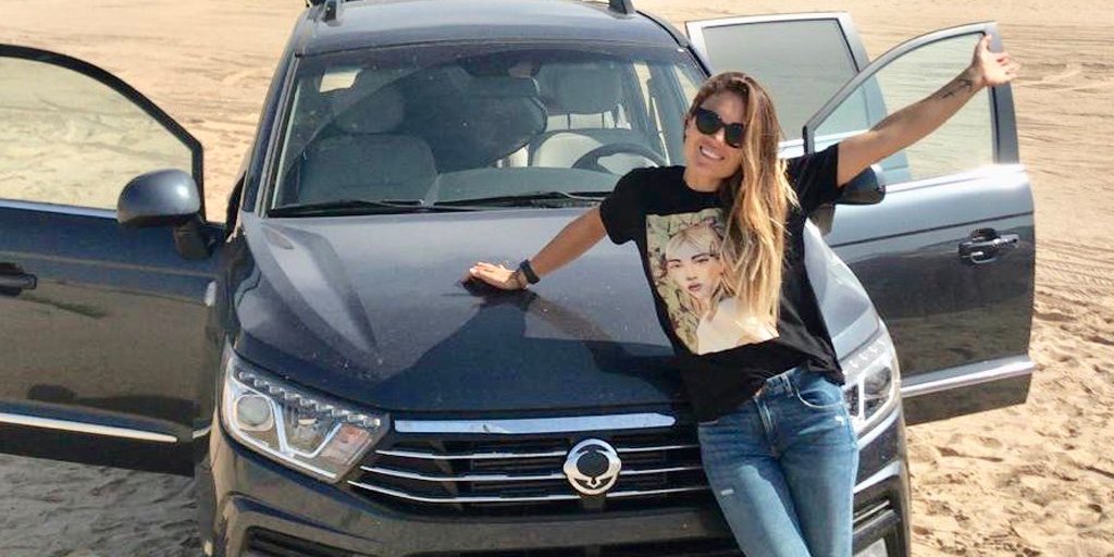 KGMEspana's tweet photo. Nuestros #CampeonesSsangYong no pueden ocultar su emoción 🤗 🤗 cuando disfrutan de sus pasiones.💓 Cuando @blancamanchon combina la playa 🌅 con su #Rodius, 🚐 ¡le sale la alegría hasta por las puertas!
#Regram #SsangYongRodius #SsangYongEspaña https://t.co/iPZm8RxFMA