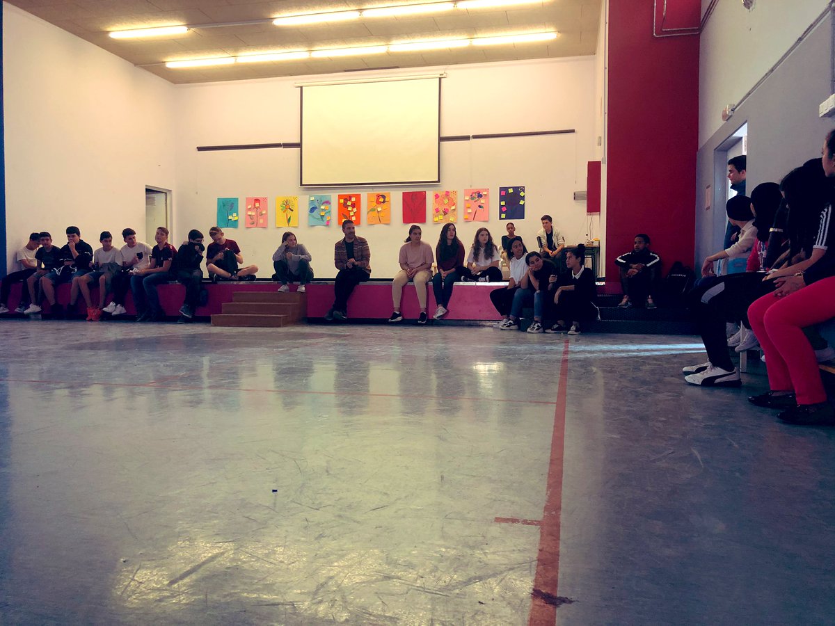 edcampCAT's tweet photo. Però l’@EdCampTEbre d’alumnat no acaba aquí! En format d’assamblea, l’equip impulsor comenta i intercanvia les sensacions que han viscut durant la jornada i proposen àrees de millora. Celebren l’èxit de la jornada i el feedback súper positiu que han rebut dels assistents! 💫 https://t.co/wzTmu7H7u0