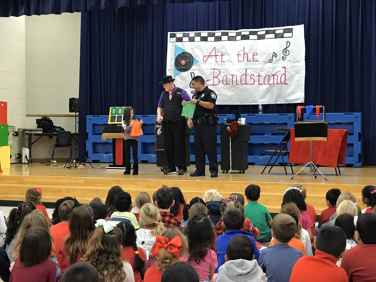 EECastillo5's tweet photo. Abracadabra, stay drug free with Marty the Magician. @MsHollyShelton @MorningsideES https://t.co/vE7ony9c45
