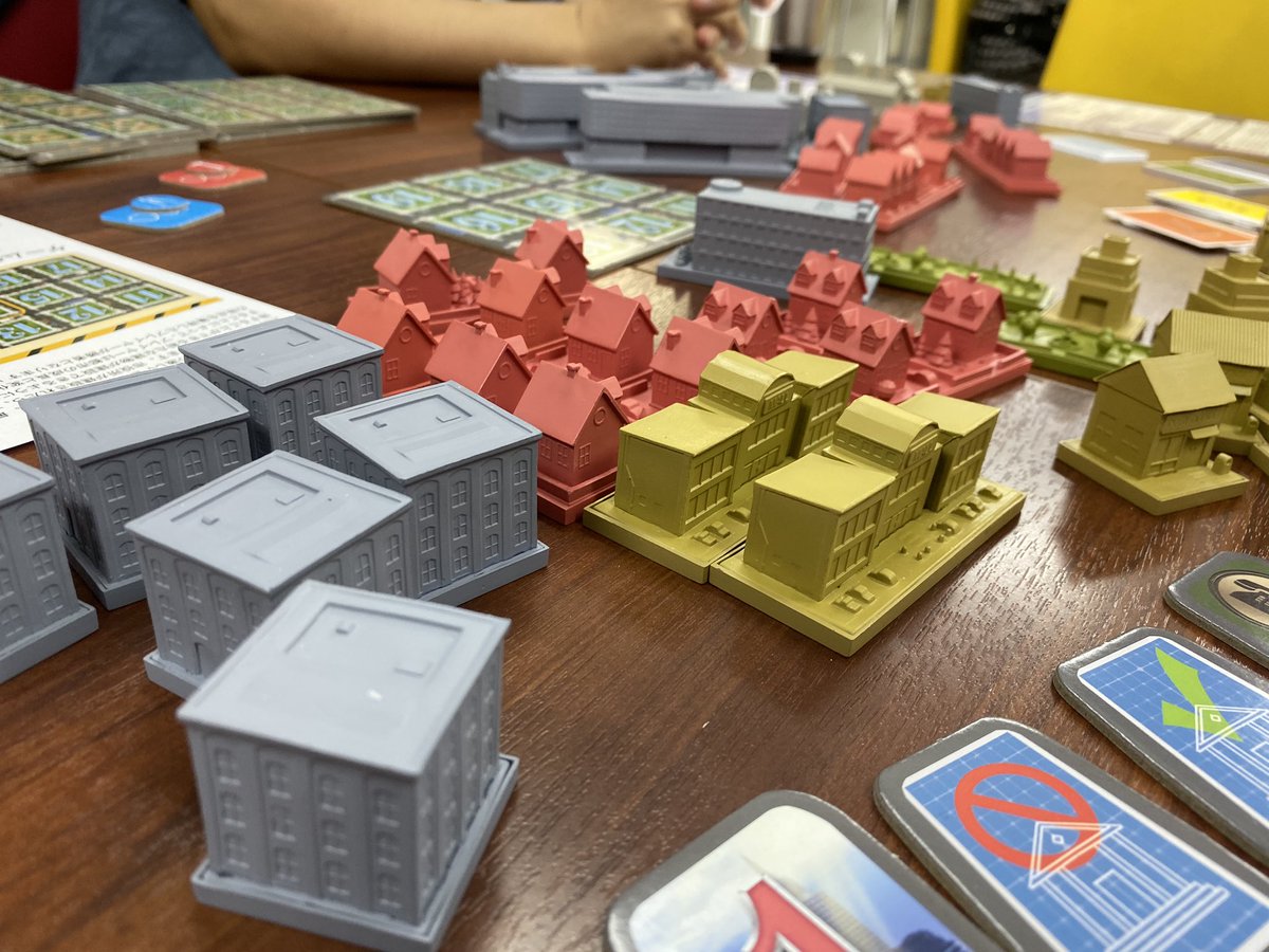そう、簡単に言えばこの超重量建物コマをリアルに置いてシムシティやろうぜ！というゲームです。 