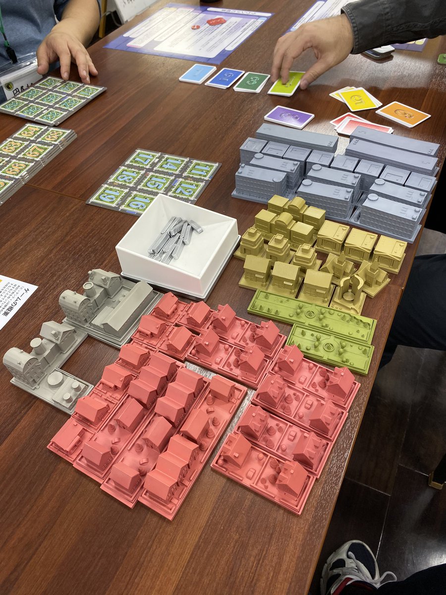 そう、簡単に言えばこの超重量建物コマをリアルに置いてシムシティやろうぜ！というゲームです。 