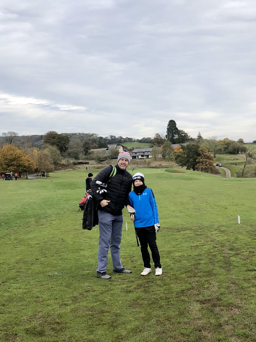 This little man is always in @markwil147 corner cheering him on, today the roles are reversed #CaddyDaddy 🏌🏻‍♂️ Kian playing in his 1st golf final @WalesMiniMaster @TheCelticManor Good luck to all #it’sallinthehips #getinthehole