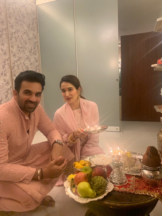 TrollSlayer007's tweet photo. Why Islamist trolls shaming @iamsrk, @ImZaheer for celebrating Diwali need to be exposed https://t.co/MDzXbOLIMy https://t.co/Co9neXJSr4