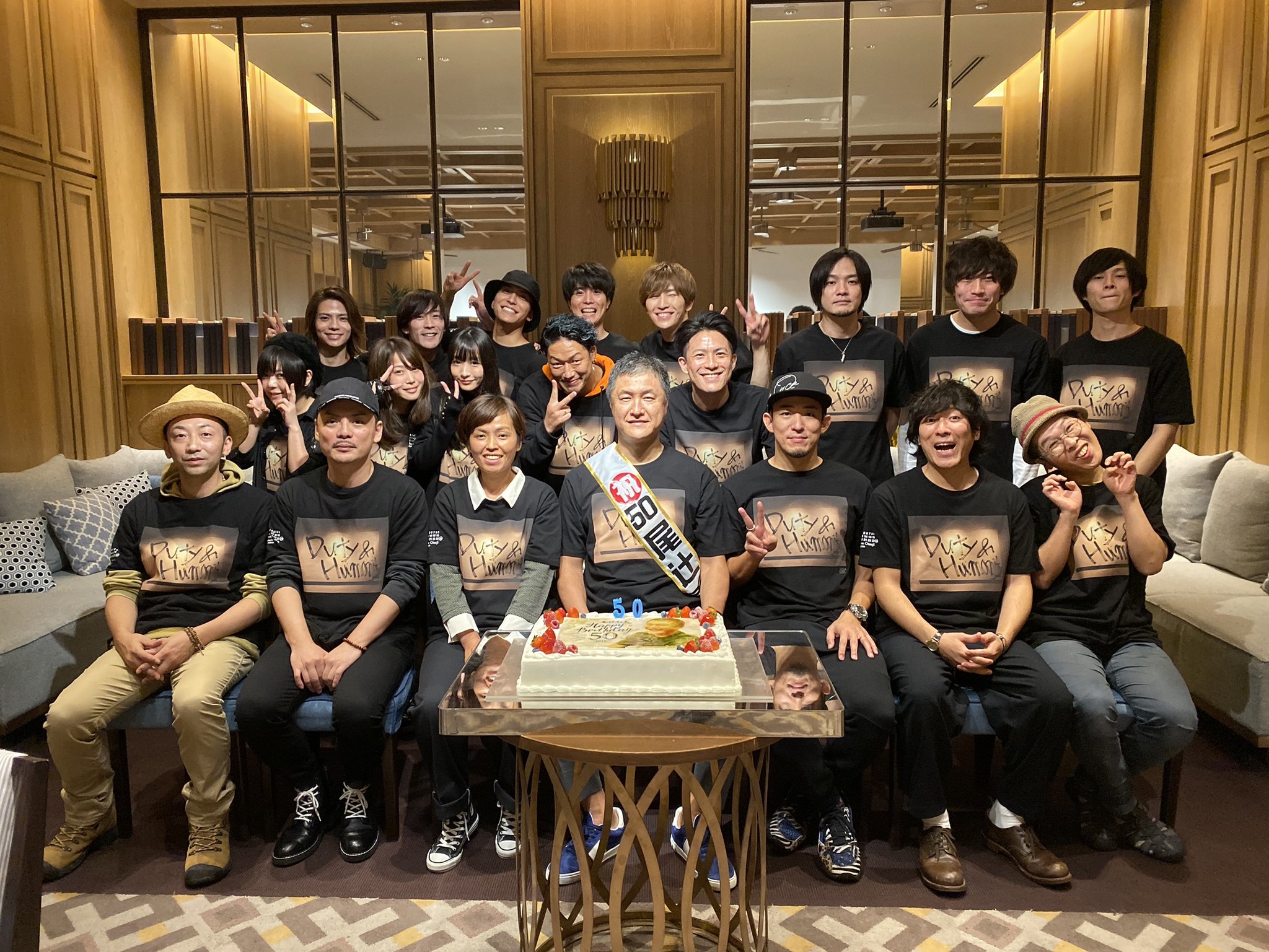 ファンキー加藤 弊社イドエンターテインメント社長の誕生日パーティーで 今年も所属アーティストが集まりました 一年に一度 みんなで談笑できる幸せな日です T Co Qgy3ukw0gn Twitter