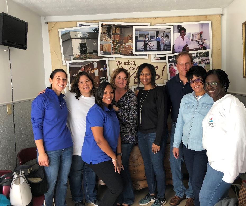 GeorgiaPower's tweet image. Georgia Power employees rolled up their sleeves last week to help their communities during @SouthernCompany’s Week of Service. Our folks love giving their time &amp;amp; talents serving neighbors all across #Georgia, giving more than 143,000 hrs in 2018! #WeHelpBecauseItsHome #SoCoCares