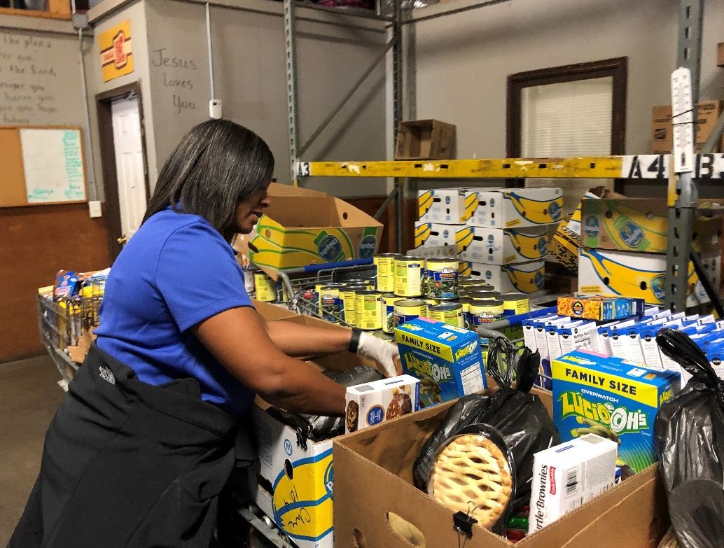 GeorgiaPower's tweet image. Georgia Power employees rolled up their sleeves last week to help their communities during @SouthernCompany’s Week of Service. Our folks love giving their time &amp;amp; talents serving neighbors all across #Georgia, giving more than 143,000 hrs in 2018! #WeHelpBecauseItsHome #SoCoCares