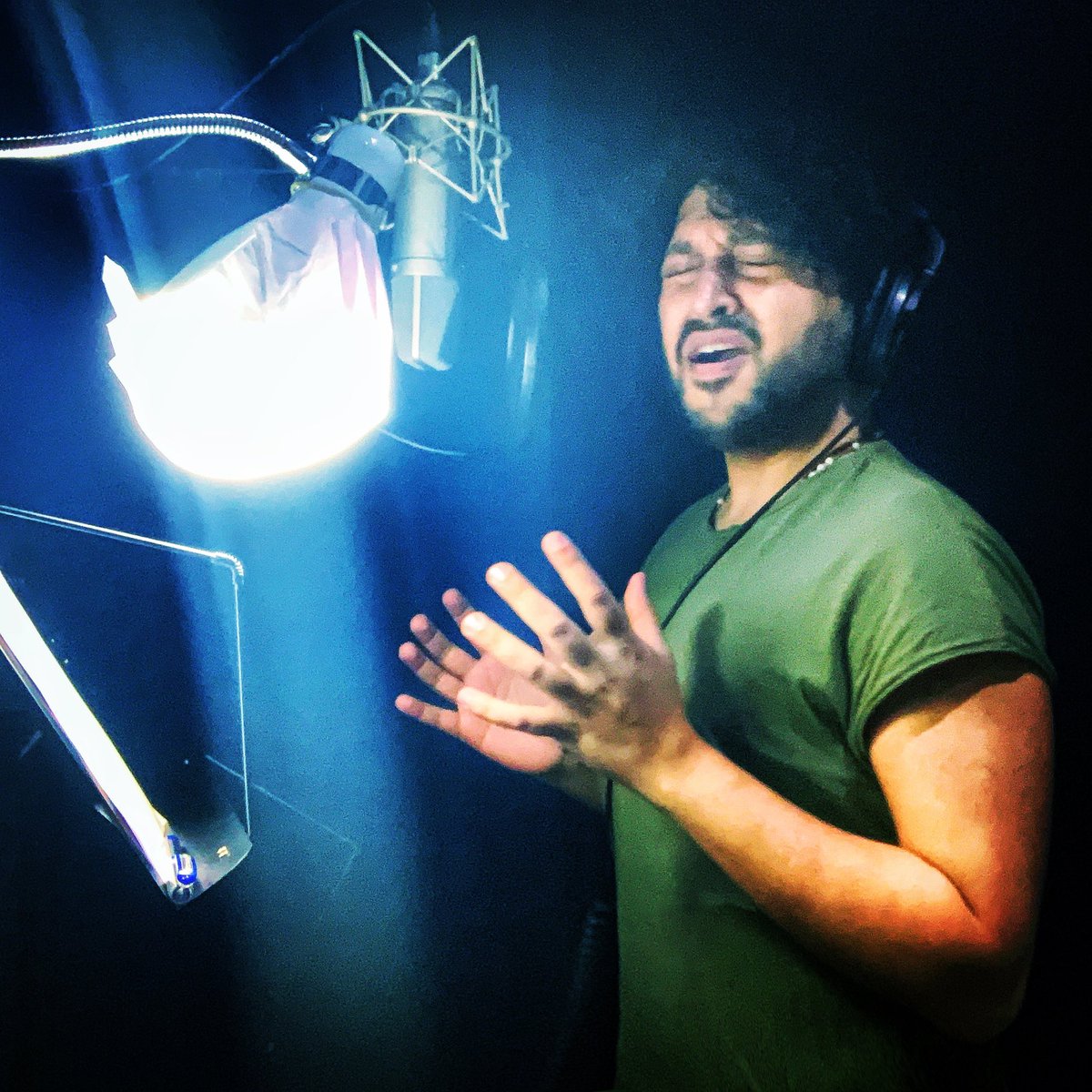 Ryan__Dias's tweet photo. Enjoying every moment recording for something big which will be coming to #Netflix soon! 🥰 Will share more details when I can 😉 Yay!!
#ryandiasing #singer #singersongwriter #studiolife #studiowork #mumbai #recordingartist #bollywood #bollywoodmusic #sessioninprogress https://t.co/3EaSLDeegz
