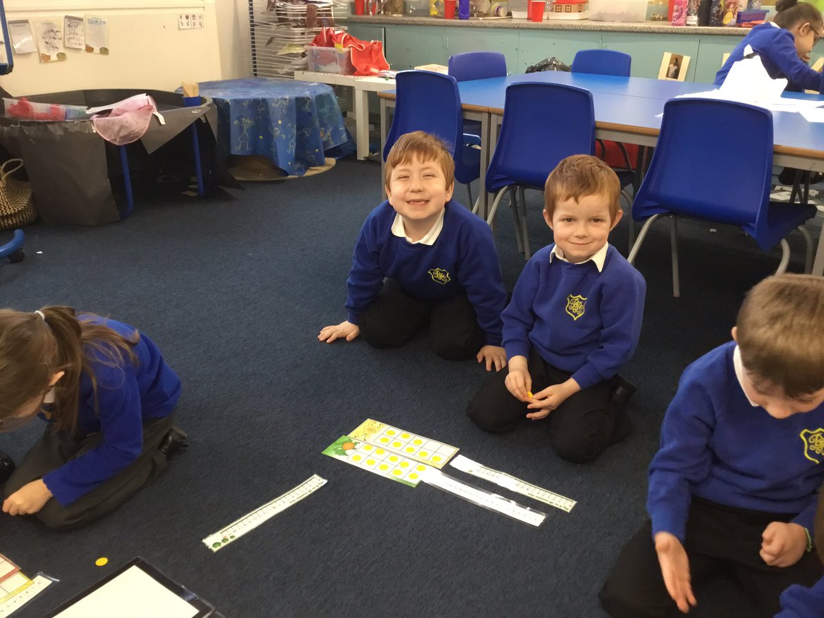 blackridge_ps's tweet photo. Our maths word of the week in P2/1 is estimate. We have been using our cubes, ten frames and number lines to help us estimate? #BPSnumeracy #exploringnumbers #BPS https://t.co/kQHCVcFwJA
