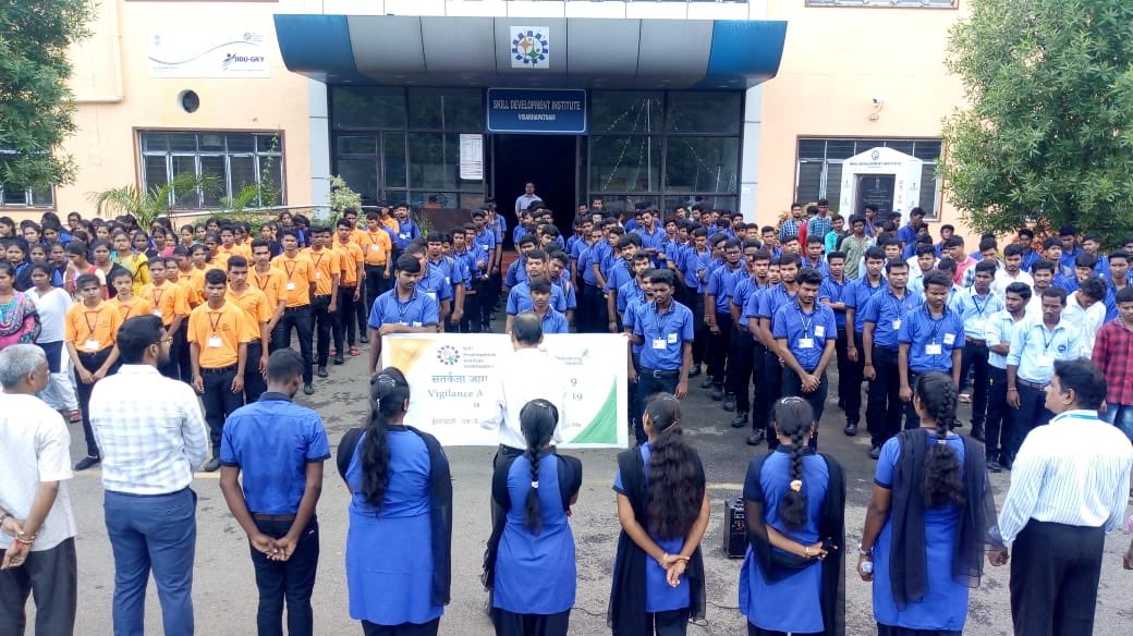 sdivisakh's tweet photo. Integrity is one of the VALUE to be imparted to the trainees at this age &amp; stage of their life. @HPCL Vigilance Awareness Week observance started with Pledge by more than 750 trainees, faculty, staff etc.Various competitions lined up. @GummallaSrijana @vizagcollector @dpradhanbjp https://t.co/xbHAXANSBJ