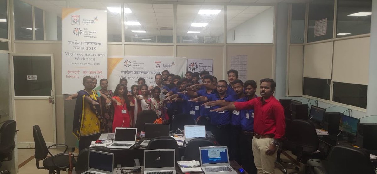 sdivisakh's tweet photo. Integrity is one of the VALUE to be imparted to the trainees at this age &amp; stage of their life. @HPCL Vigilance Awareness Week observance started with Pledge by more than 750 trainees, faculty, staff etc.Various competitions lined up. @GummallaSrijana @vizagcollector @dpradhanbjp https://t.co/xbHAXANSBJ