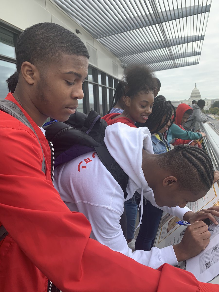 zkafl05's tweet photo. We are Roosevelt 🧡💙 #scholarship #journalismclasses #scavengerhunt @RooseveltHSDC @NewseumED https://t.co/fv8cbiWtqr