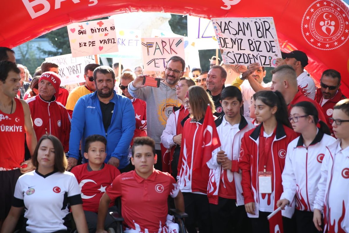 “Engelsiz Bir Dünya İçin Biz de Varız” sloganı ile Taksim’den başlayan ve #29ekim de Anıtkabir’de son bulan #FarkındalıkMaratonu’na katıldık.

Bireyin en temel haklarından olan spor ile yaşam kalitemizi yükseltmek ve bu alanda farkındalık oluşturmak için 
#FarkYaratTürkiye