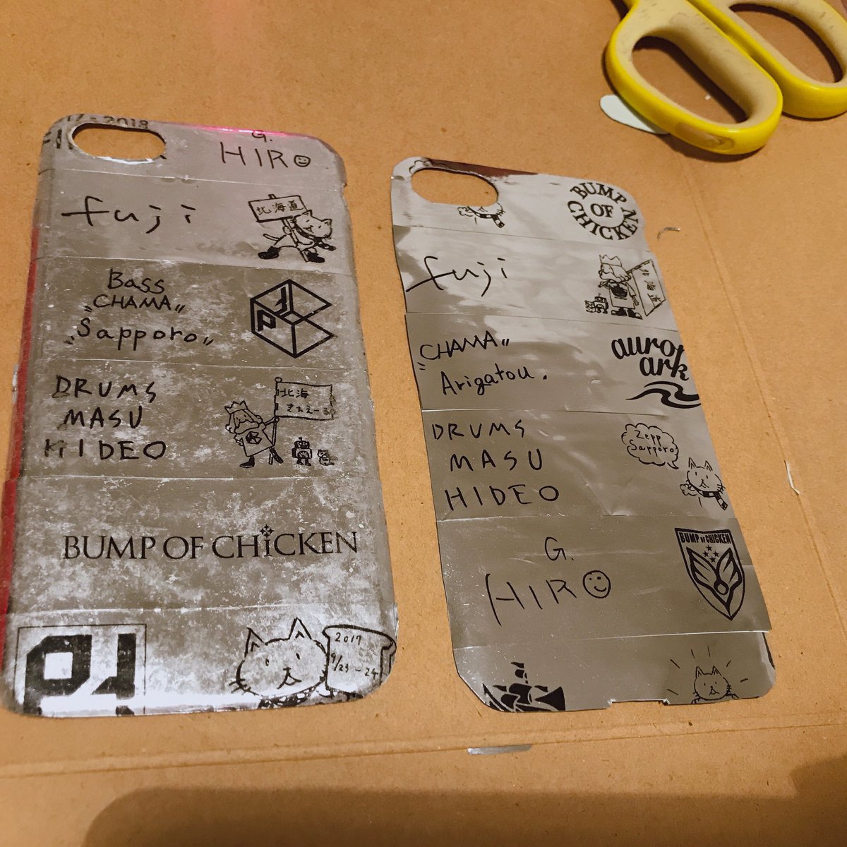 yutncom_boc's tweet photo. 汚くなってたので、
銀テケース作り直し！
aurora ark ツアーは
銀テの柄と柄の間広いのか
サインの方を全力でいれたら
ちょっと寂しい感じになった…
あとそもそもの銀テの長さが
短い！！
#BUMPOFCHICKEN https://t.co/mSqYiFzvHc