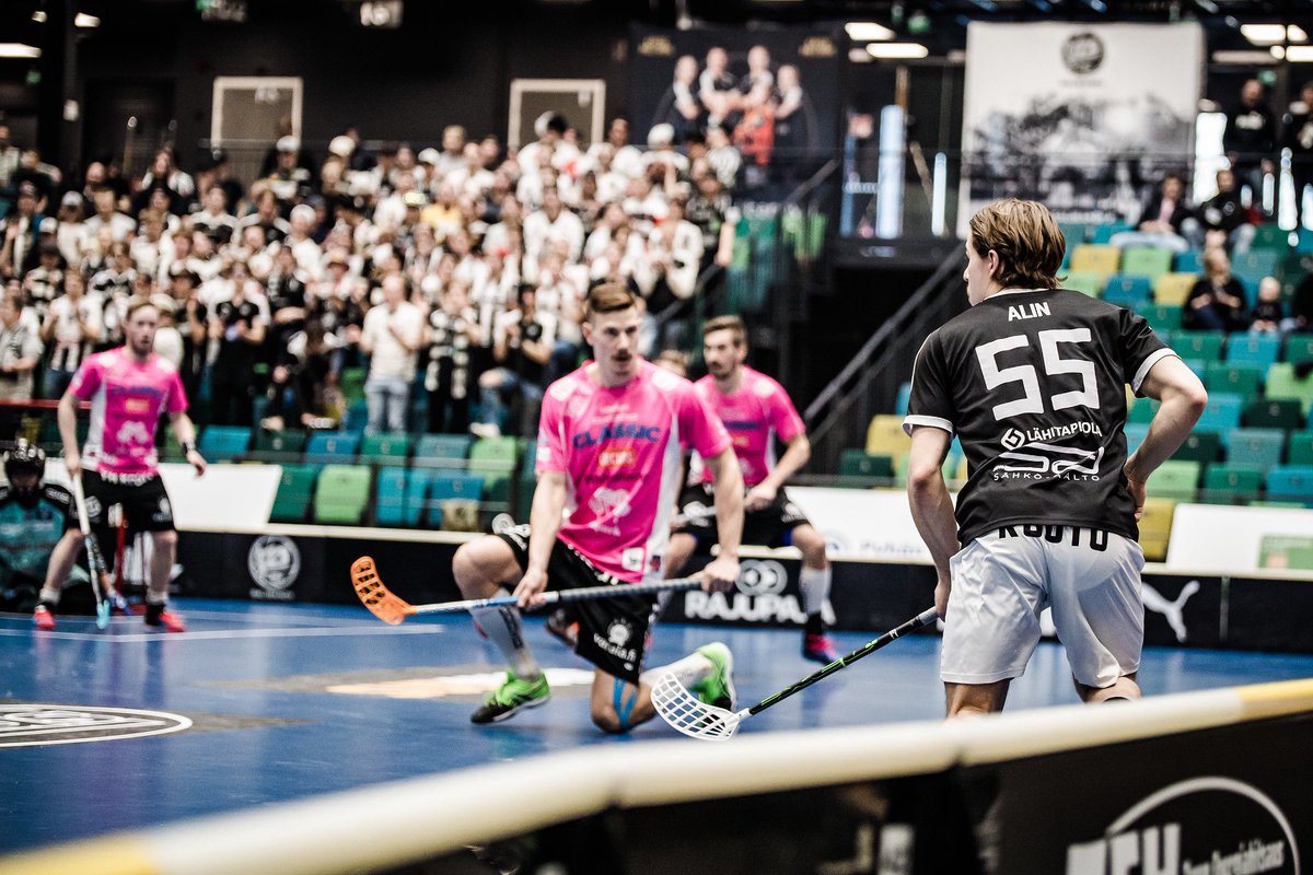 "Omin sanoin" -juttusarjassa ääneen pääsee Hirvensalosta ponnistava Juuso Alin. 

"En välttämättä ole eniten äänessä, koska Tino Salminen vie kaiken ajan." #salibandy #TKOMV #ominsanoin 

tpssalibandy.fi/omin-sanoin-ju…