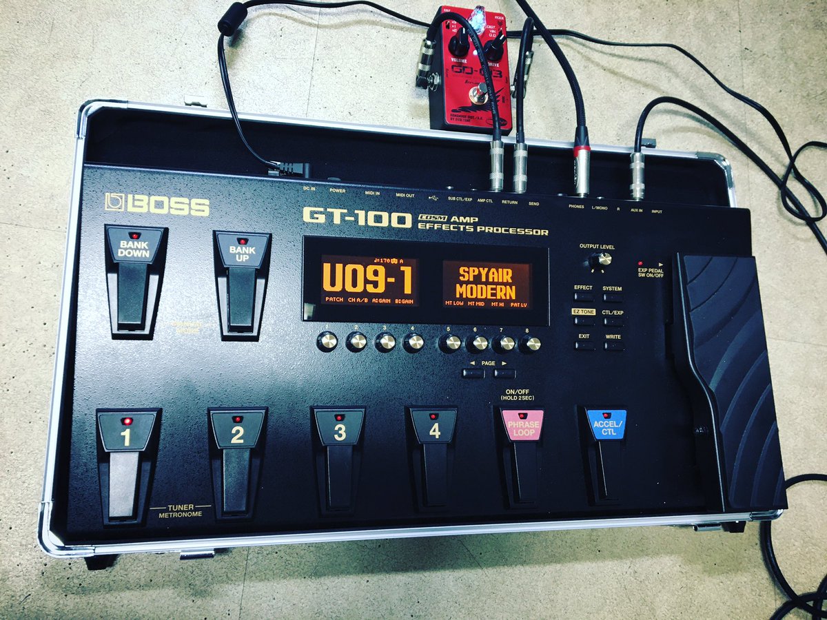glory_days0211's tweet photo. スタジオリハ🎵🎸🐶
#guitar #guitarist #g_life_guitars #ovaltone #gd013 #gd013ver2 #jc120 #サウンドスタッフ #blackbuster #boss #gt100 https://t.co/t3GltMXP56