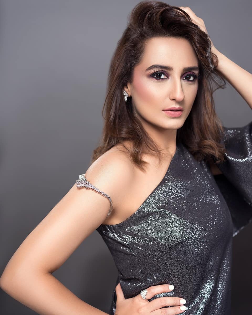 ShowbizAndNewz's tweet photo. This look is totally on fleek!π #MahaAliBintory #MakeUpArtist #MUA #MomalSheikh #JafferHasan #Karachi https://t.co/PPopCnYLCz