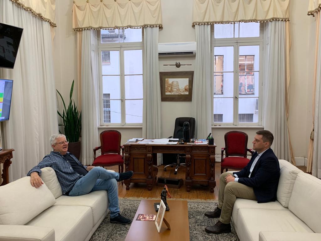 Nos dias de <a href="/festadamusica/">Festa Nacional da Música</a> mais de 40 mil pessoas passaram pelos shows. Cerca de 5 toneladas de alimentos foram arrecadadas e nossa cidade recebeu artistas dos mais variados estilos. Nesta manhã recebi o Diretor da Festa, Fernando Vieira para um balanço do evento 🎶