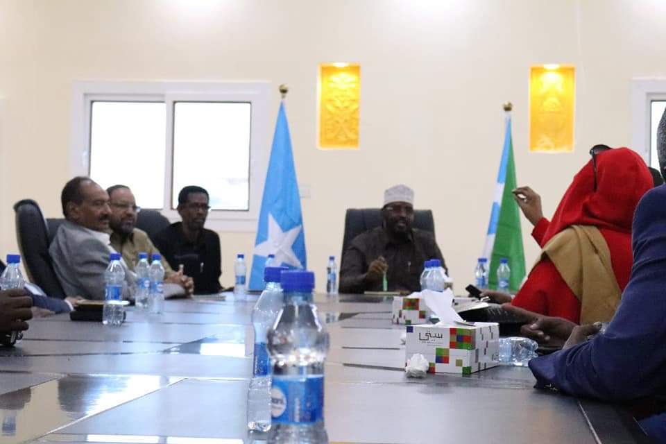 AdCommitte's tweet photo. Guddiga KMG ee Diyaarinta Sharciga Doorashooyinka Qaran ayaa Galabta la kulmay Madaxweynaha Dowlad Goboleedka Juba-land.
Guddiga ayaa ka dhageystay Madaxweynaha Taladiisa ku aadan sharciga https://t.co/w2qvpPtHlM