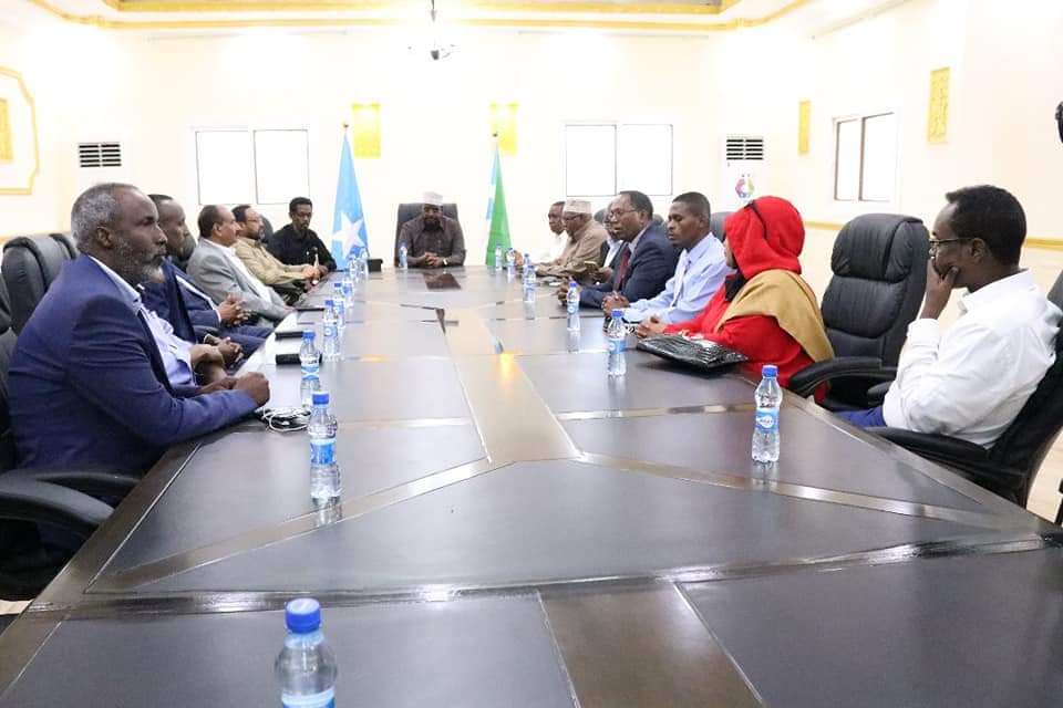AdCommitte's tweet photo. Guddiga KMG ee Diyaarinta Sharciga Doorashooyinka Qaran ayaa Galabta la kulmay Madaxweynaha Dowlad Goboleedka Juba-land.
Guddiga ayaa ka dhageystay Madaxweynaha Taladiisa ku aadan sharciga https://t.co/w2qvpPtHlM
