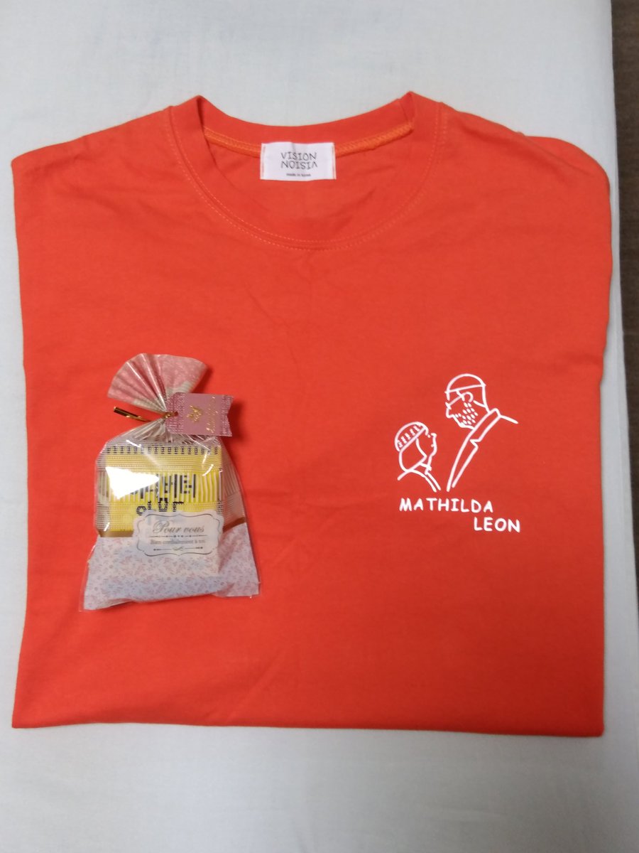 Ronfushin's tweet photo. 患者さんに韓国旅行のお土産のTシャツとハロウィンのお菓子をいただきました。
#韓国旅行
#土産
#tシャツ
#mathildaleon
#おかし https://t.co/nvevCLpz5c
