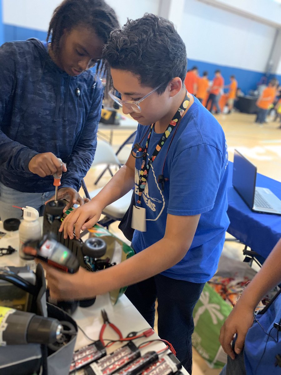 JmmaSilver's tweet photo. Showing our teamwork while fixing vehicles. The @josemartimast Silver Streaks are going strong.
#Ten80 
#STEM
#WeRTen80 https://t.co/k2SAuwOSkN