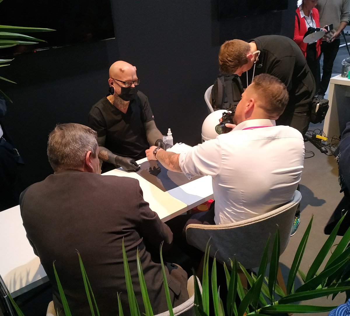 Kein #ScFi
Menschen lassen sich digitalen Chip von Biohax implantieren.

#DigitalX