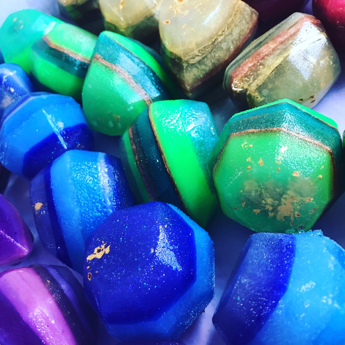 CreationsLoren's tweet photo. Chakra Crystal Stones Soap ❤️💛💚💙💜 New Design 💠 #chackras #gemstones #gemstonesoap💎 #lorencreations #gemsoap #meltandpoursoaps #gemstonesoap💎 #vegan #vegansoaps #vegansoapmaking #soapdesign #soapset #instasoap #etsysoap #etsyfinds #crystalsoaps #crystaljewelry #gemsoap https://t.co/koGJXYDSuB