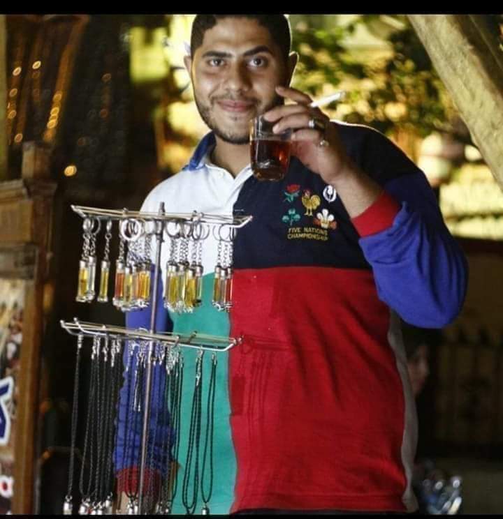Master69809265's tweet photo. الله يرحم محمد شهيد التذكرة .. بس صدقوني يا جماعة مدام الإعلام كله من تليفزيون وصحف وغيره بيتكلم عن الحادث يبقي فيه حاجة ،، يااما عايزين يشغلونا عن حاجة تانية أهم.. او بيتم التخطيط والتمهيد لعزل وزير النقل كامل الوزير .. مهو مش معقول الإعلام المنافق فجأة بقي وطني https://t.co/E08RzpCXBn