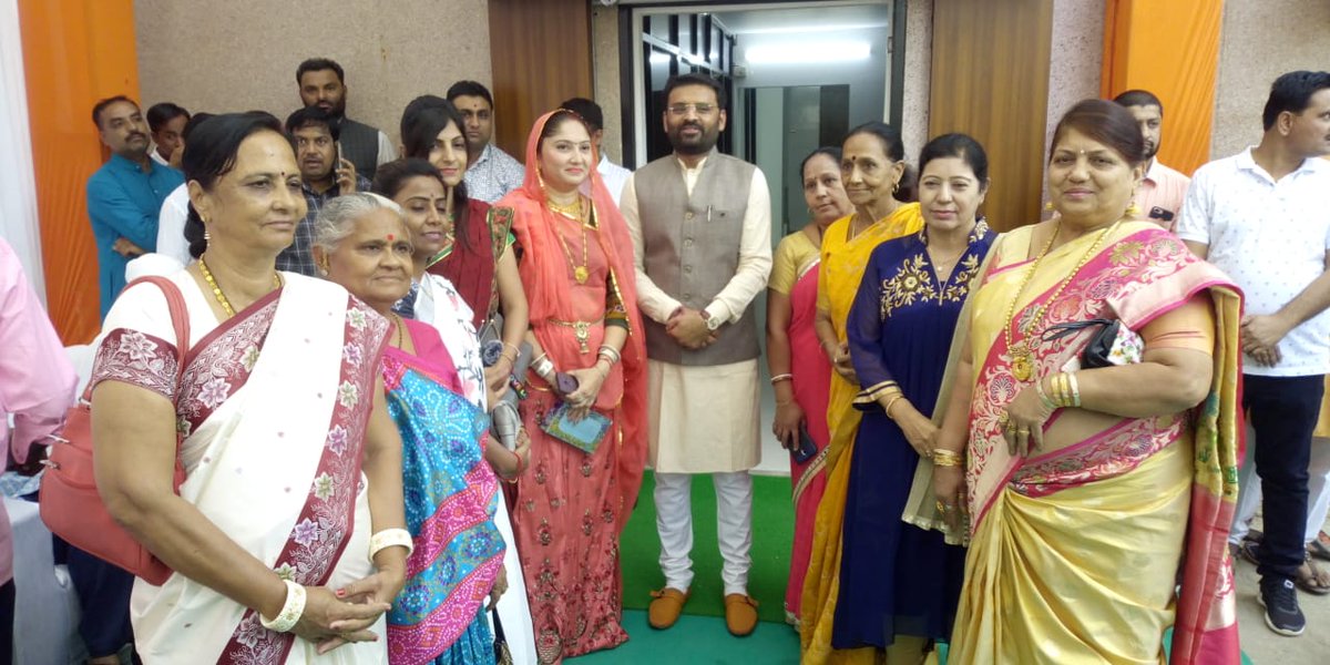 Divyaba_Oficial's tweet photo. ભુજ ખાતે કચ્છ - મોરબીના લોકપ્રિય સાંસદ સભ્ય શ્રી @VinodChavdaBJP જીના લોકસંર્પક કાર્યાલય નું ઉદ્દઘાટન કરવામાં આવ્યુ. કચ્છ જીલ્લા નુતન વર્ષ સ્નેહ મિલન યોજવામાં આવ્યુ. https://t.co/29BuAtJrDz