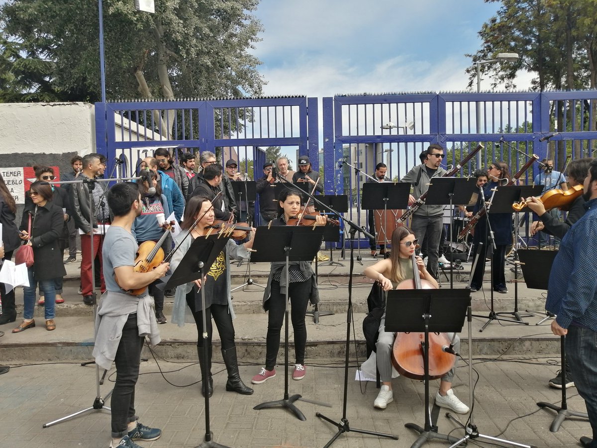extensionusach's tweet photo. Músicos de la Orquesta y el Coro @usach más @manugarpez @IsmaelOddo #ChristianGávez @maucastl #EnsambleMapocho hoy a las 12.00h inauguran mural de #IntiCastro "Primavera Insurrecta" en frontis #Usach https://t.co/1onkZx5T3y
