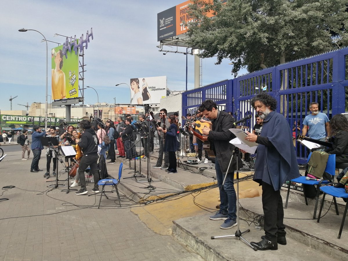 extensionusach's tweet photo. Músicos de la Orquesta y el Coro @usach más @manugarpez @IsmaelOddo #ChristianGávez @maucastl #EnsambleMapocho hoy a las 12.00h inauguran mural de #IntiCastro "Primavera Insurrecta" en frontis #Usach https://t.co/1onkZx5T3y