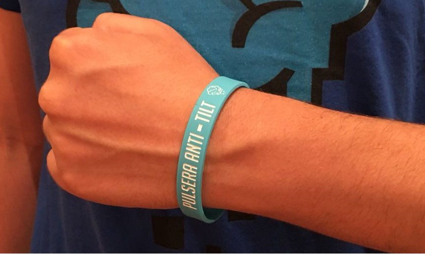 MendoCoach's tweet photo. Hoy a las 20.00 voy a hacer un preguntas y respuestas en
https://t.co/ABySi6YQI6
Los guapos de @pxlmind me han dado una pulsera antitilt como esta para regalar, dejad aquí abajo vuestras preguntas, las 20 mejores las contestaré y la que tenga más favs se la lleva! https://t.co/S8oZANTF6l